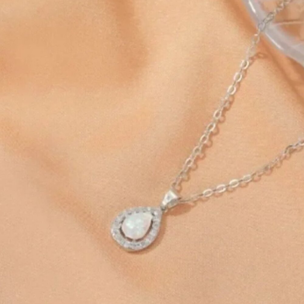 NWT, Silver Rhinestone Pendant Necklace